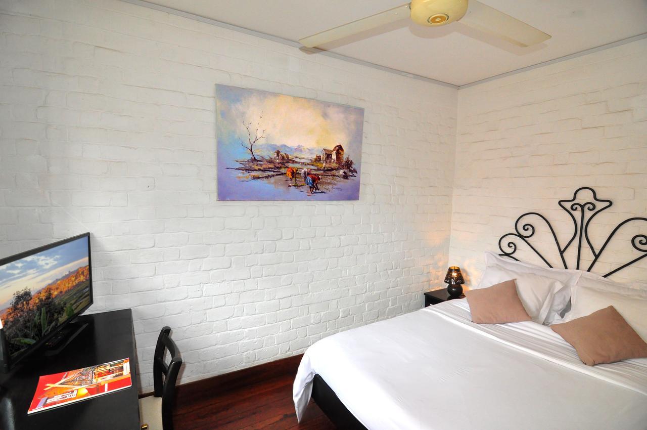 Rova Hotel Антананариву Екстериор снимка